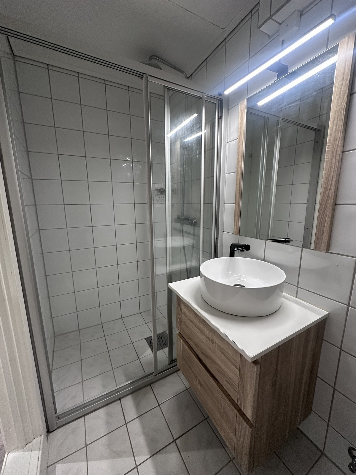 Badet er flislagt og har varme i gulvet Galleribilde