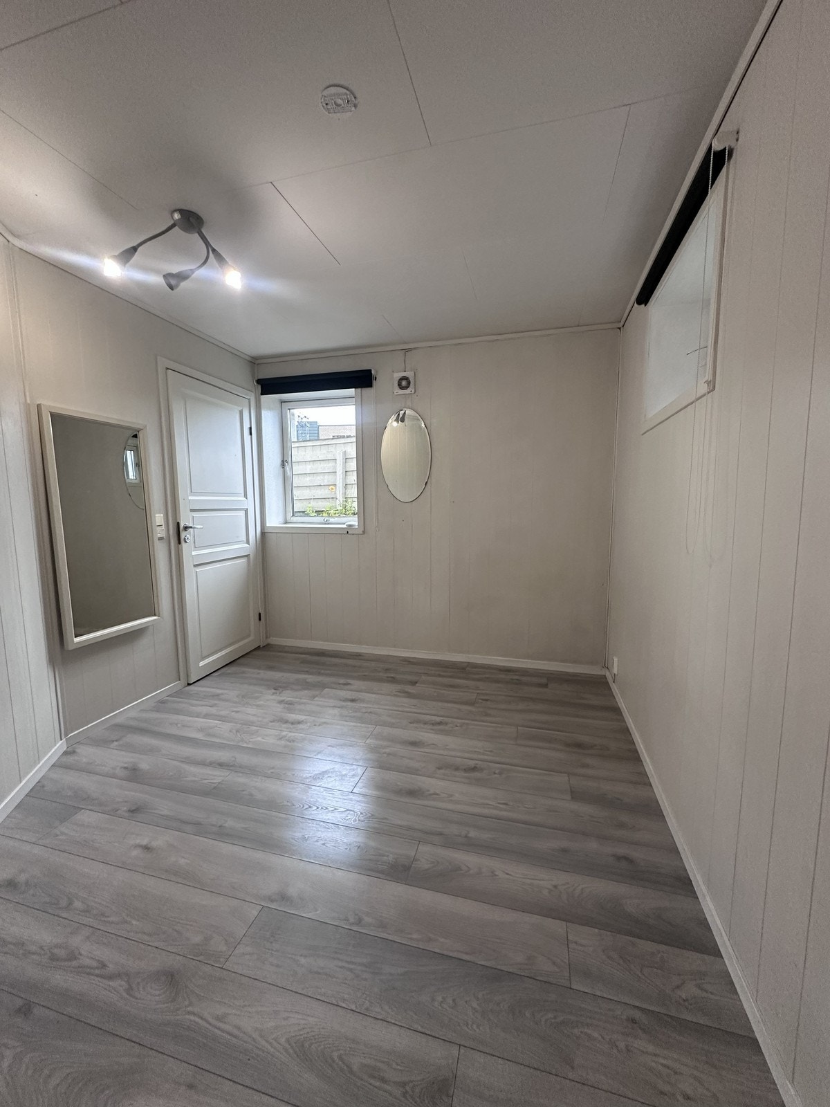 Leiligheten har 2 soverom og et disponibelt rom Galleribilde