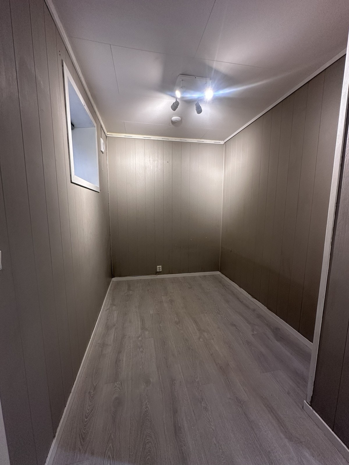 Soverom - Plass til seng og garderobe Galleribilde