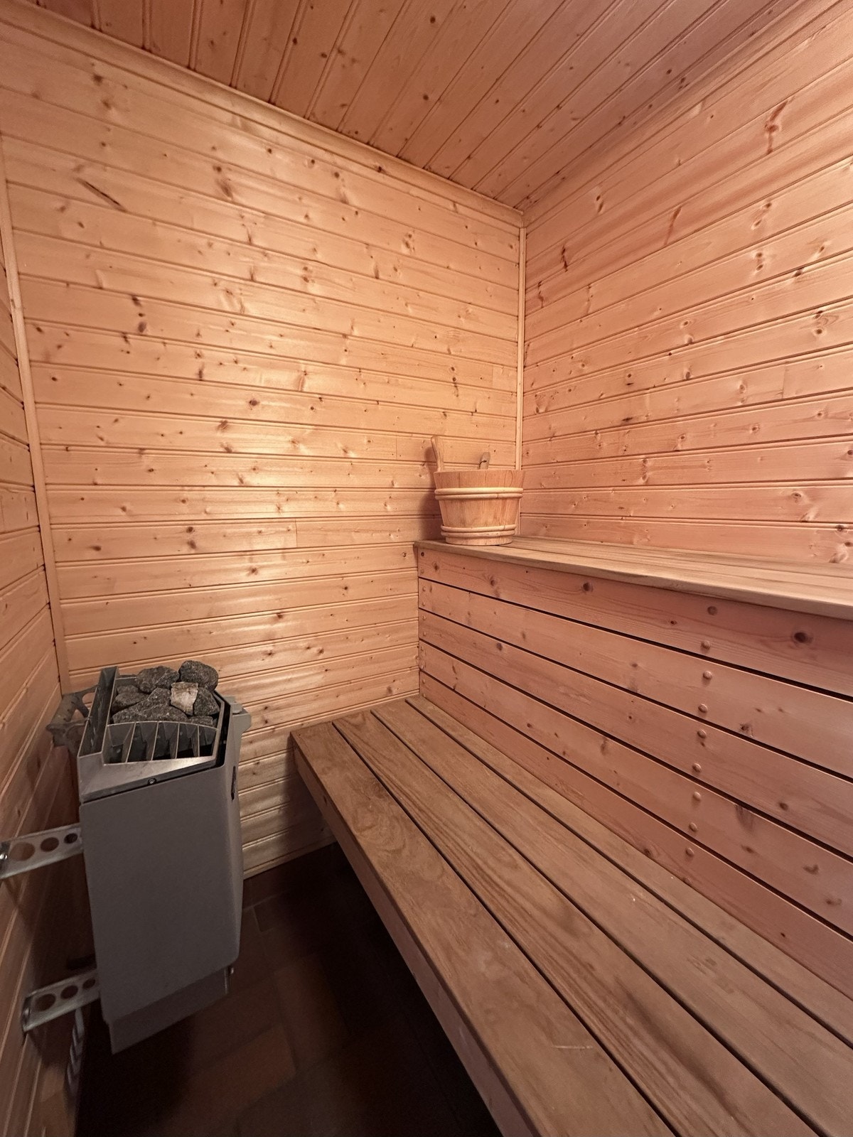 Leiligheten har en badstue, i boden utenfor Galleribilde