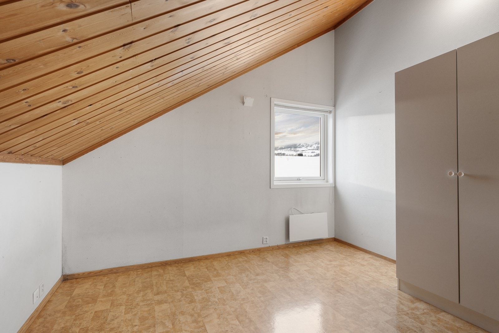 Soverom 1 - boligen har totalt to soverom som er plassert i andre etasje. Galleribilde