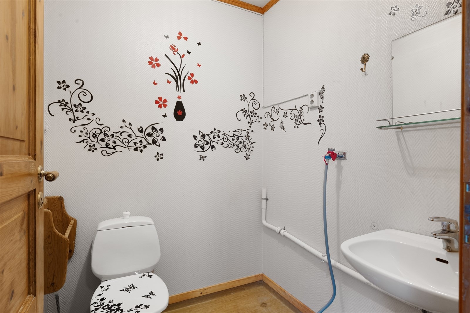 I tilnytning til entréen ligger det et toalettrom med opplegg for vaskemaskin. Galleribilde