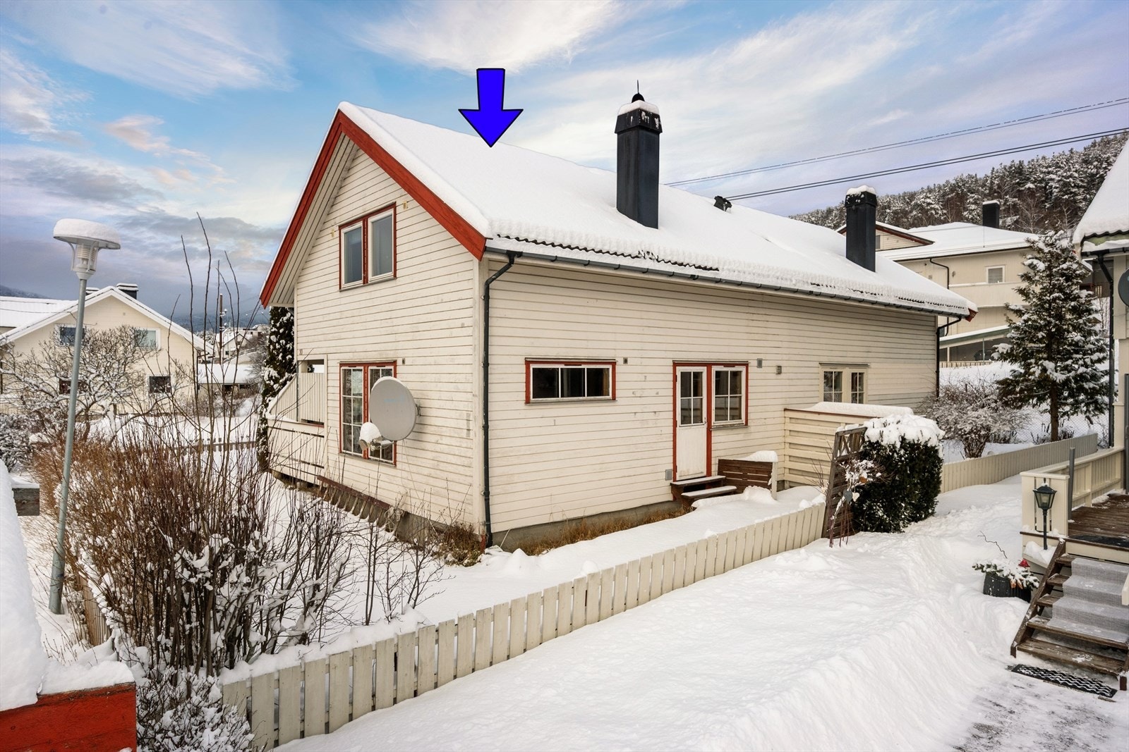 Boligen bærer preg av manglende vedlikehold. Oppgradering må påregnes. Galleribilde