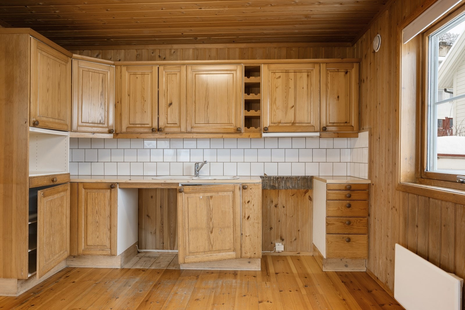 På grunn av alder og slitasje bør det påregnes kostnader til oppgradering av kjøkken. Galleribilde