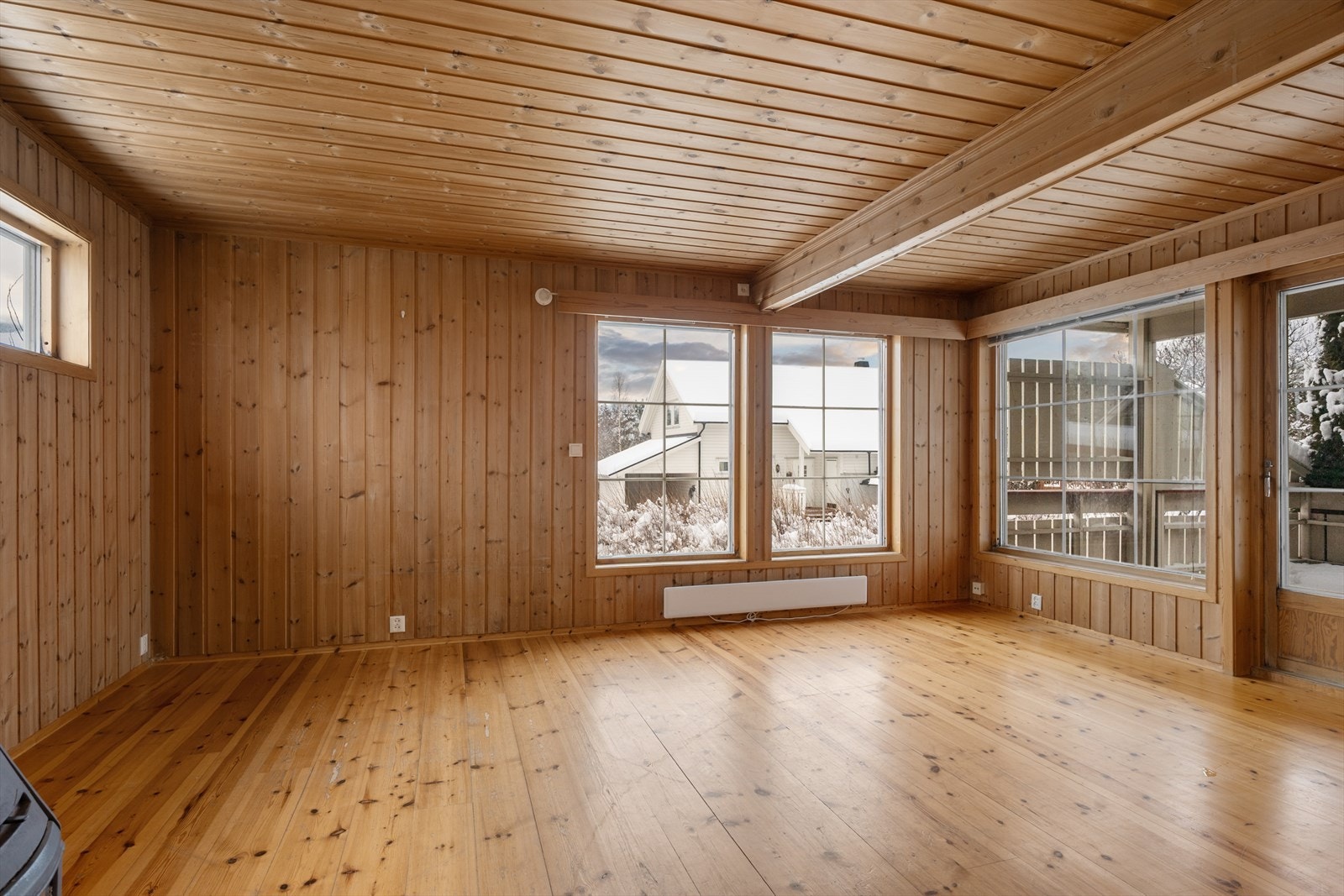 De panelte overflatene og tregulv gir lunhet til rommet. Galleribilde