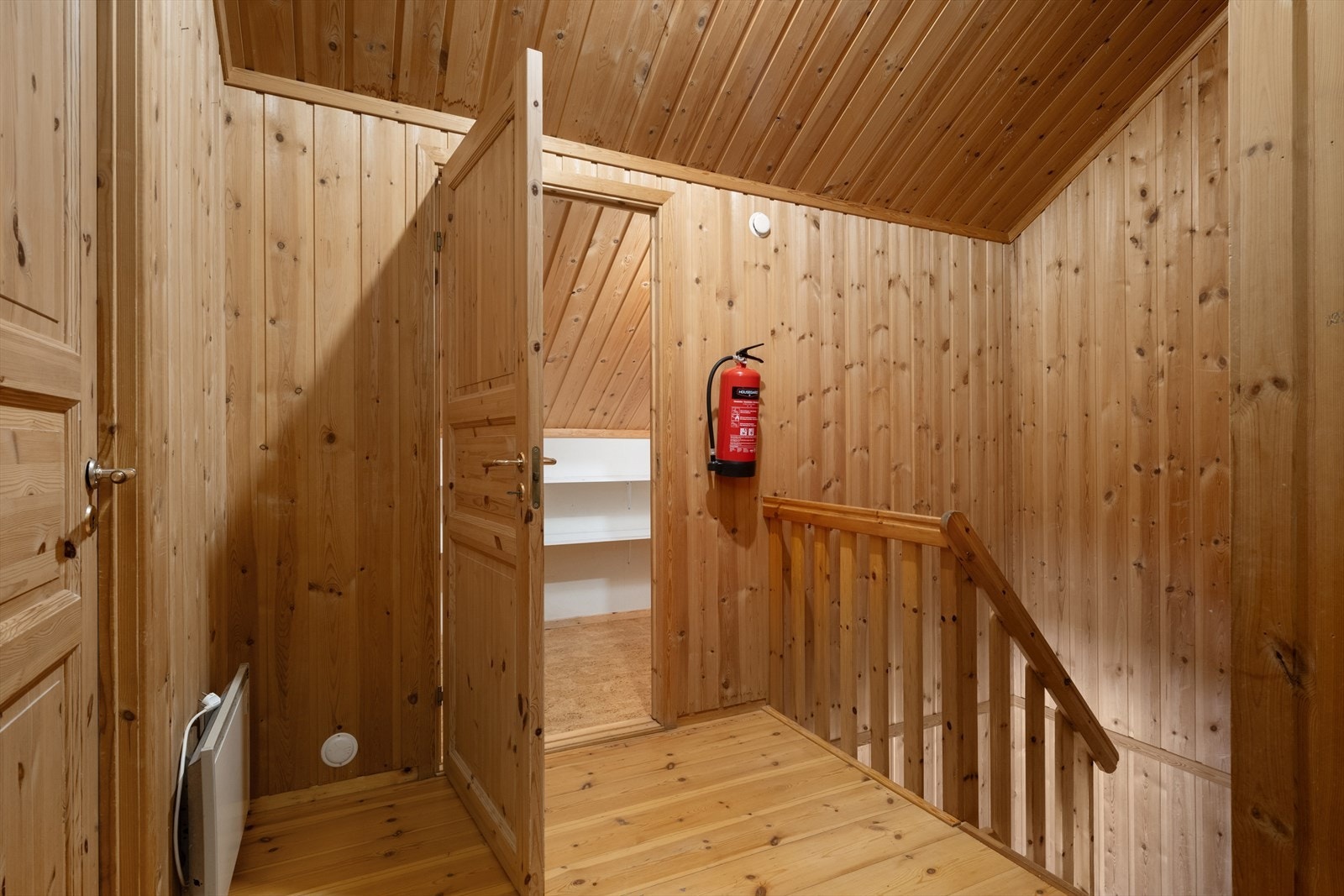 Trapperom og gang i andre etasje med tilgang til bod for ekstra lagring. Galleribilde