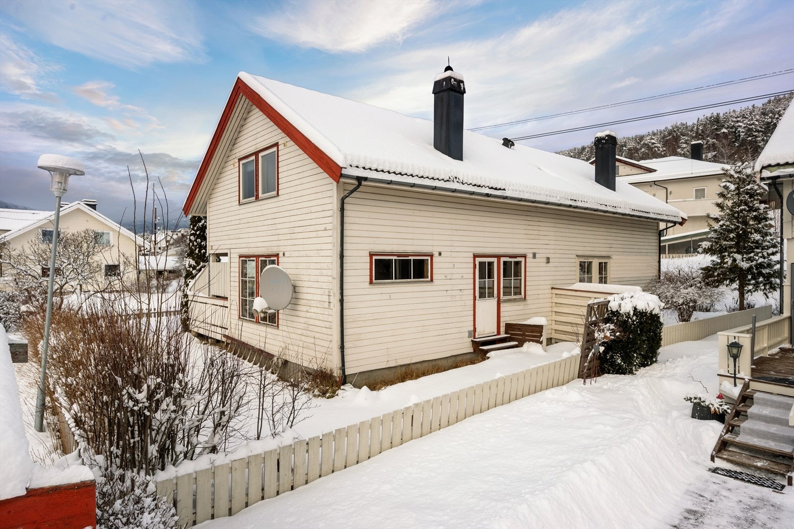 Kjøkkenet har dør med direkte adkomst til uteområdet. Galleribilde