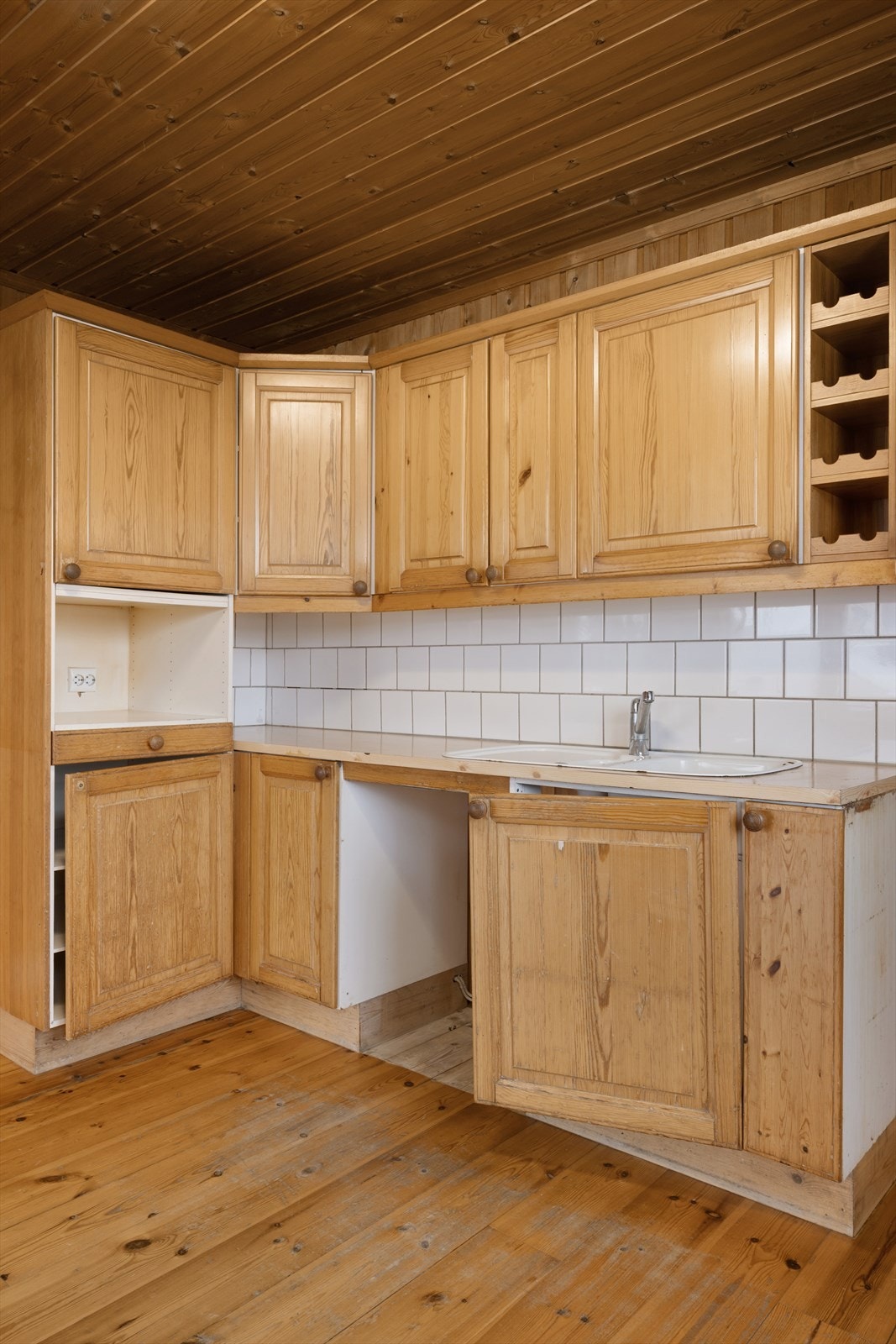 Det er plass til komfyr, kjøleskap og oppvaskmaskin. Galleribilde