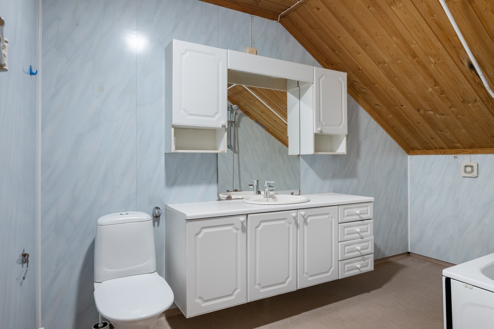 Badet er fra byggeår og har plater på vegg og belegg på gulv - renovering må påregnes. Galleribilde