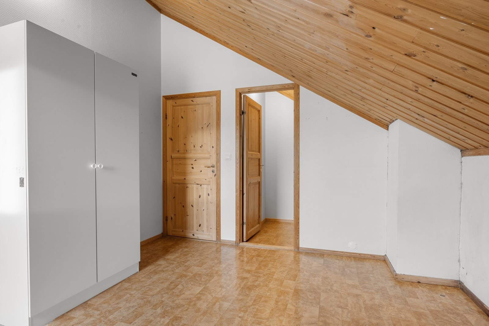 Soverommene har malte veggflater og belegg på gulv. Galleribilde