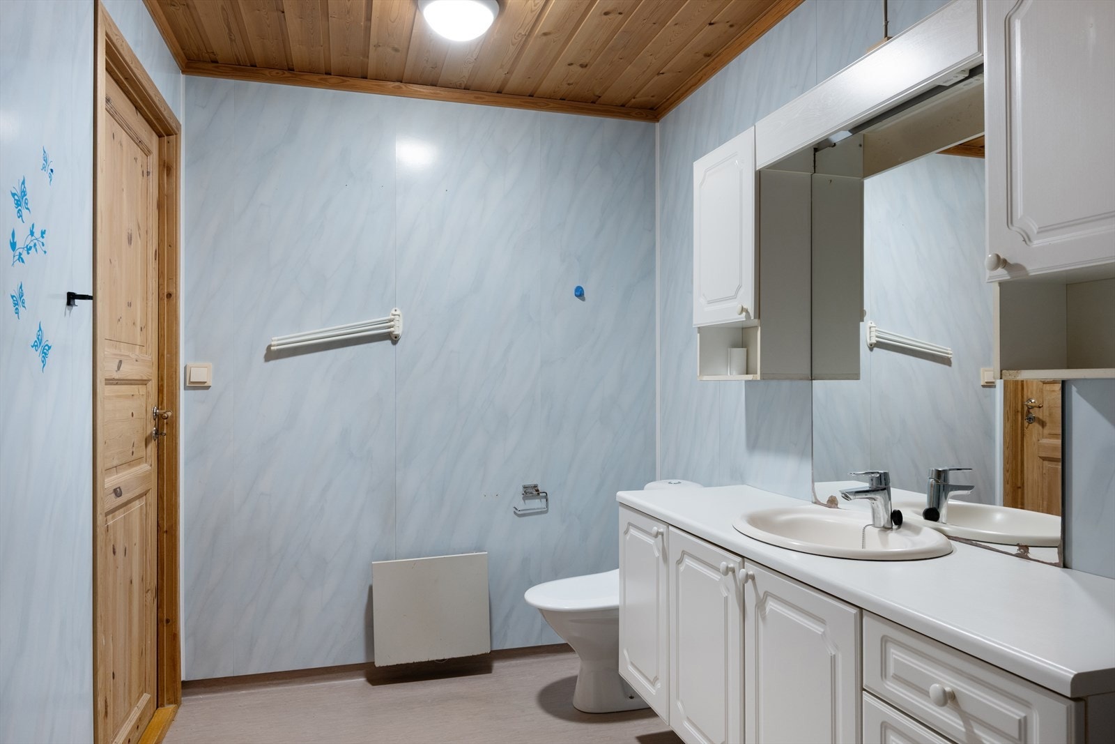 Badet har panelovn som varmekilde. Galleribilde