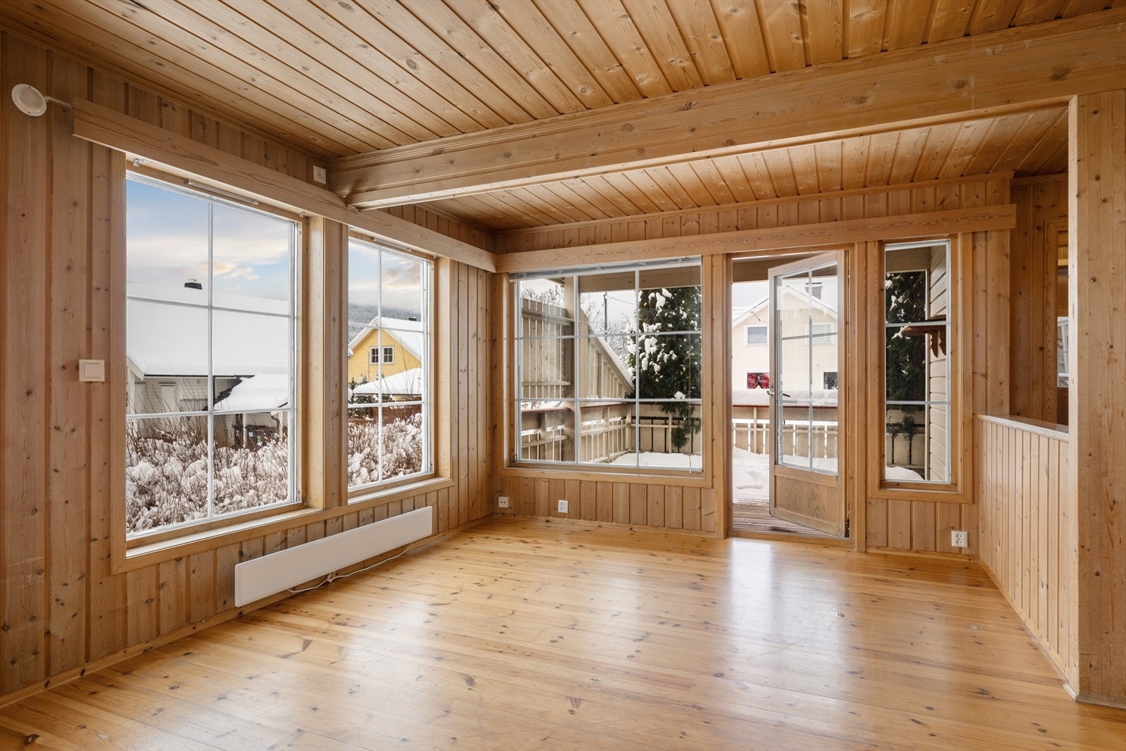 Stua har gode møbleringsmuligheter og utgang til terrasse. Galleribilde