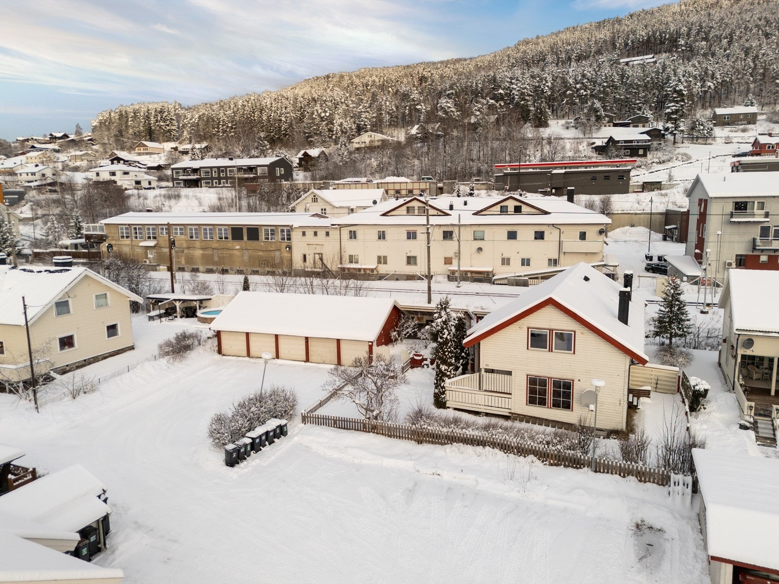 Strandgata 30 ligger i et sentralt boområde i underkant av 1 km fra Vinstra sentrum. Galleribilde