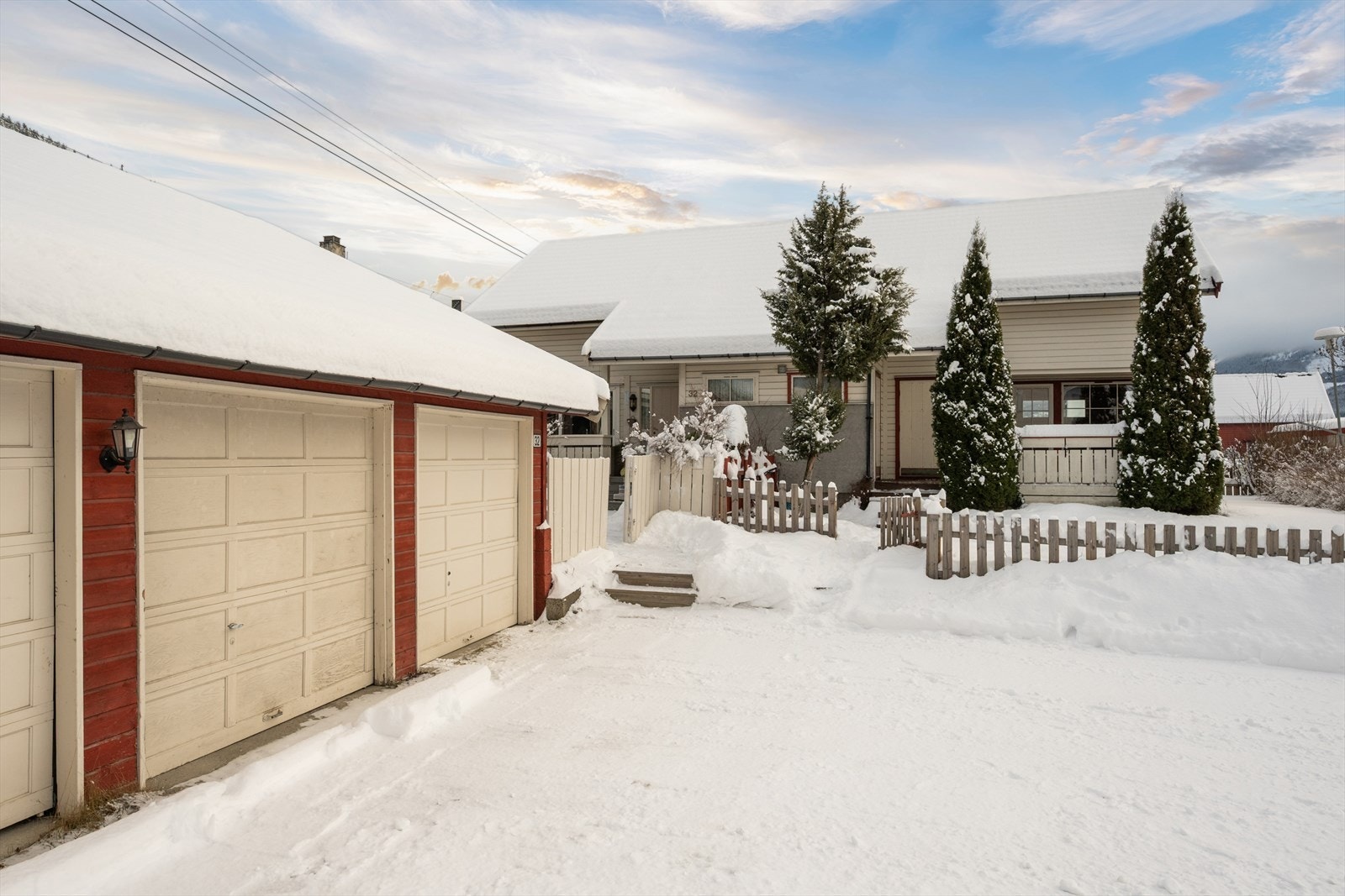 Det medfølger garasjeplass på ca 22 kvm i felles bygg. Galleribilde