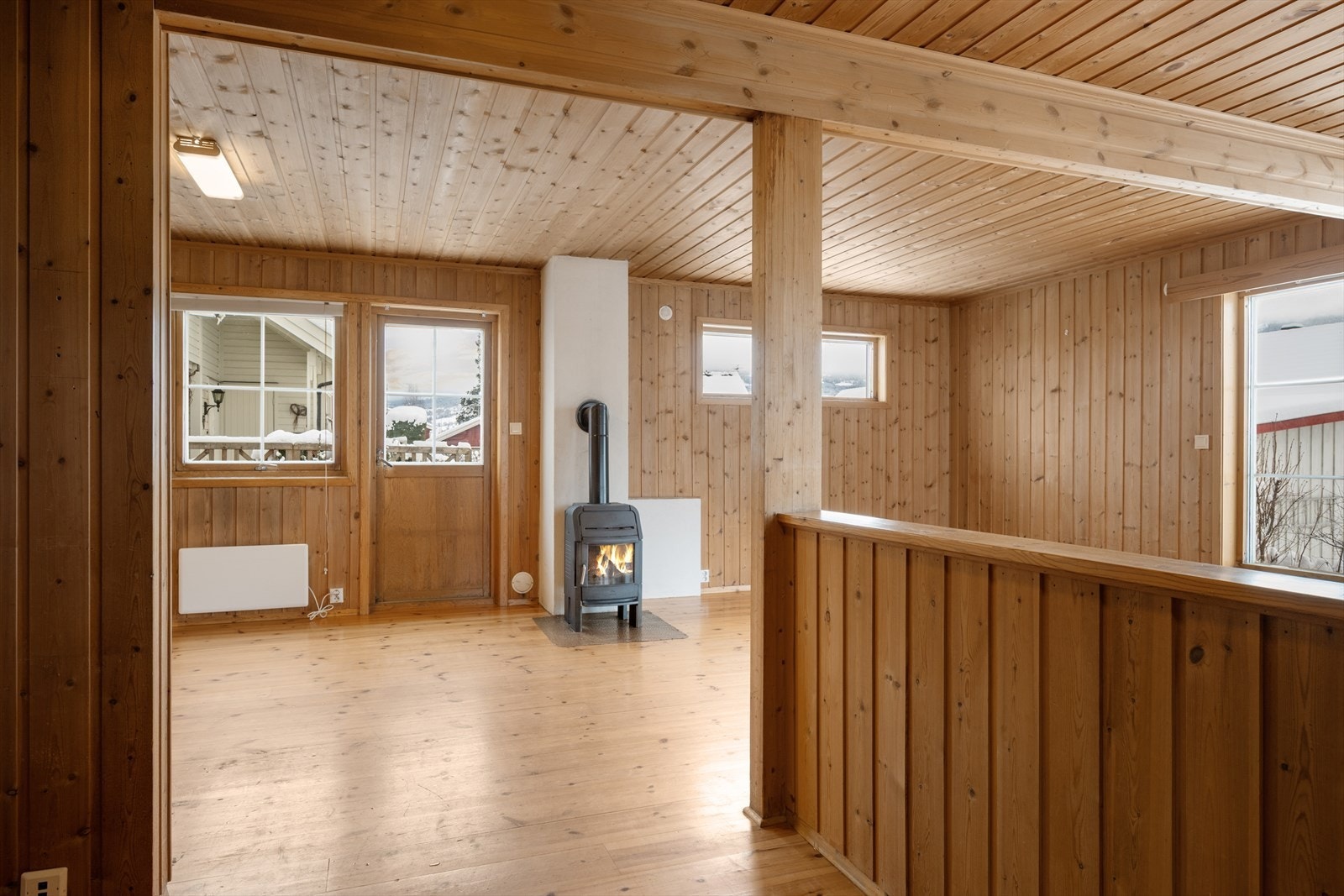 Videre inn ligger stue og kjøkken i åpen løsning. Galleribilde