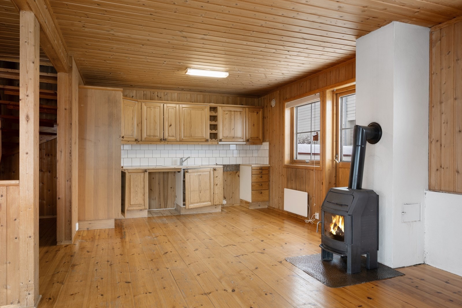 Kjøkkenet har innredning med profilerte fronter og benkeplate av laminat. Galleribilde