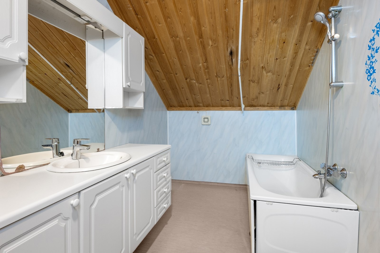 Rommet er utstyrt med en romslig innredning, badekar m/dusj og gulvmontert wc. Galleribilde