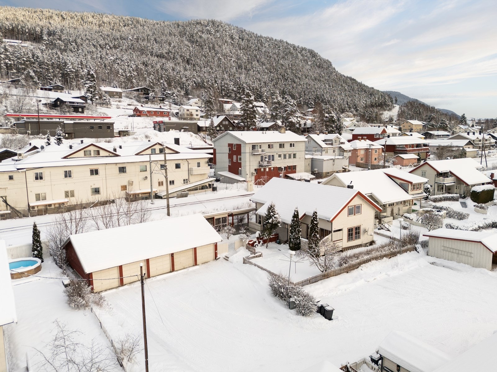 Eiendommen har i tillegg en flat og lettstelt hage som er gjerdet inn. Galleribilde