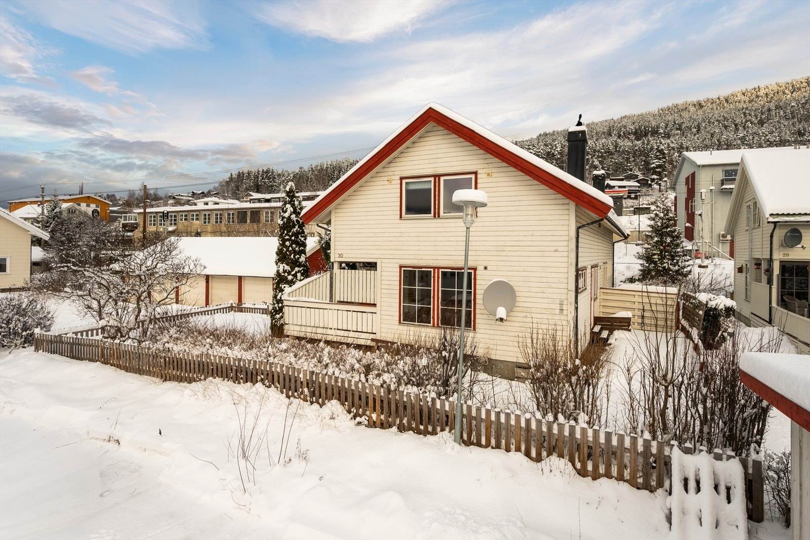 Boligen er del av en vertikaldelt tomannsbolig Galleribilde