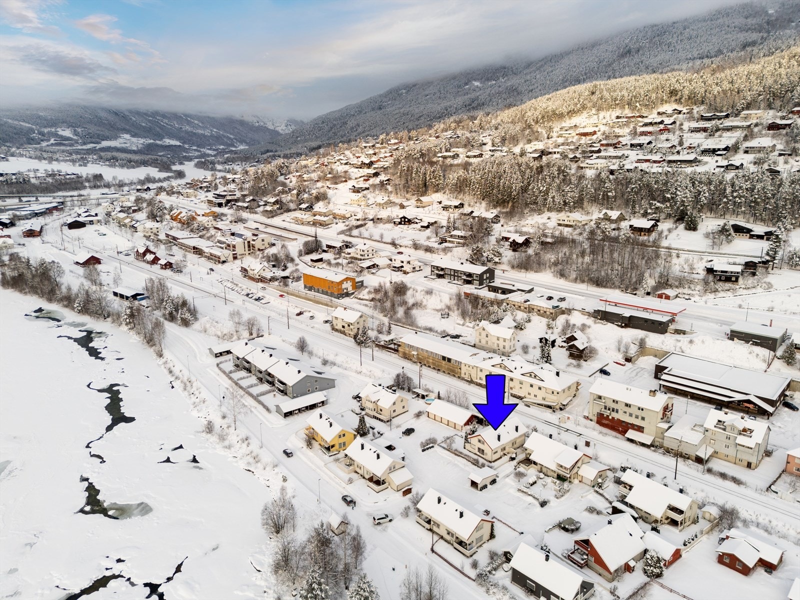 Nærområdet byr på gode muligheter for fritidsaktiviteter året rundt, og det er kort vei til tur- og fjellområder. Galleribilde