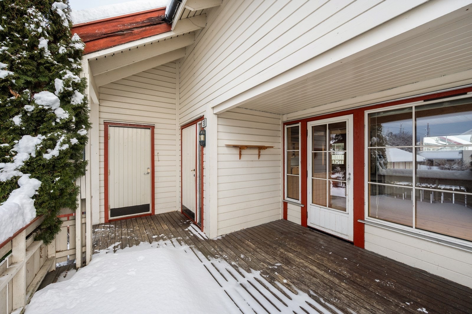 Det er enkel og trappefri adkomst, og veranda ved inngangen. Galleribilde