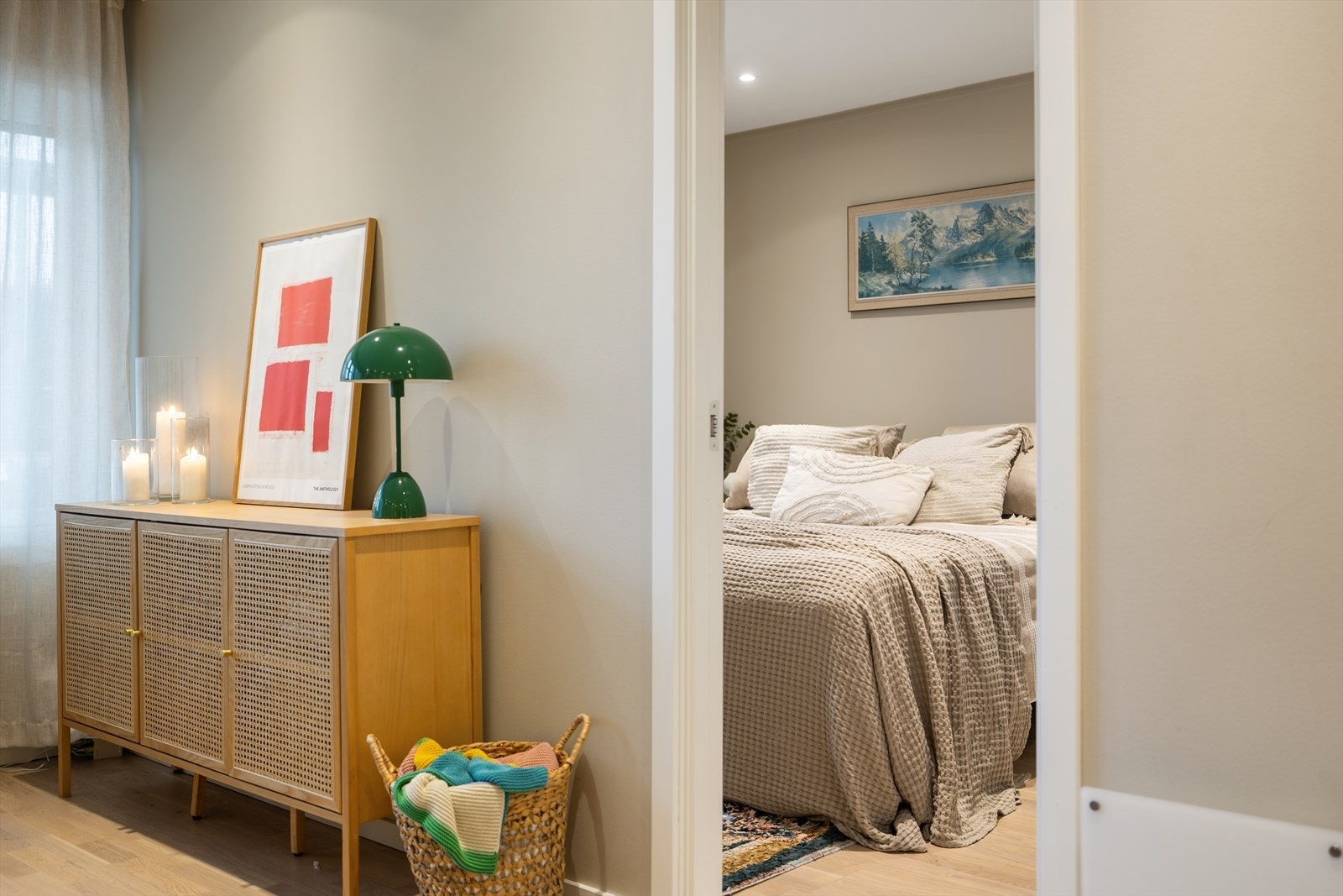 Rolig og innbydende soverom med god plass til dobbeltseng Galleribilde