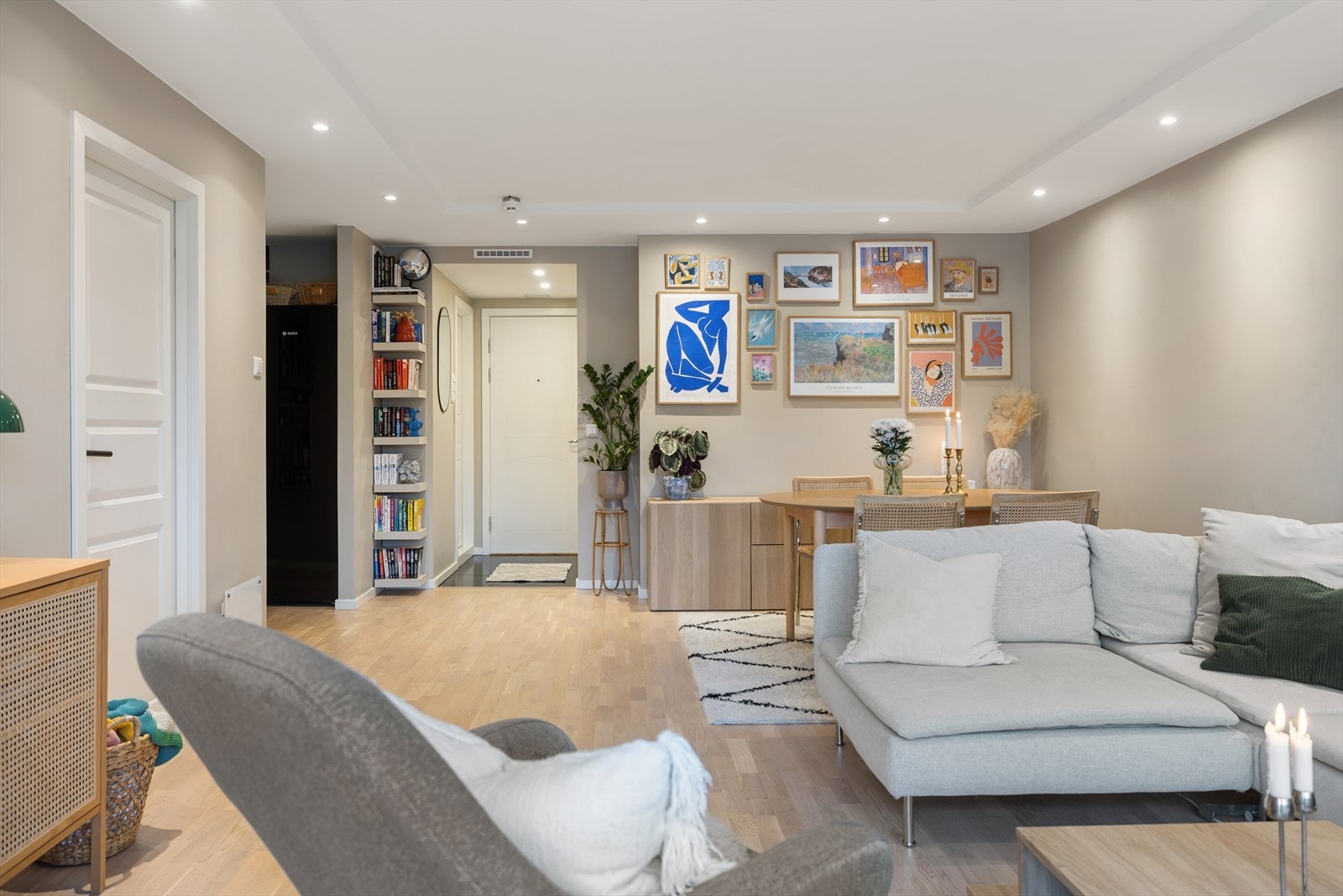 Innbydende oppholdsrom med god romfølelse Galleribilde