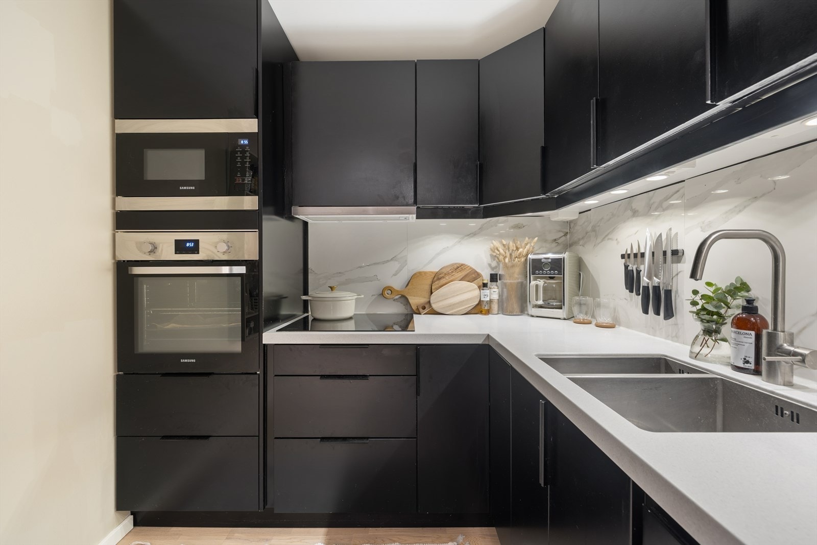 Moderne kjøkken med pene fronter og god arbeidsplass Galleribilde