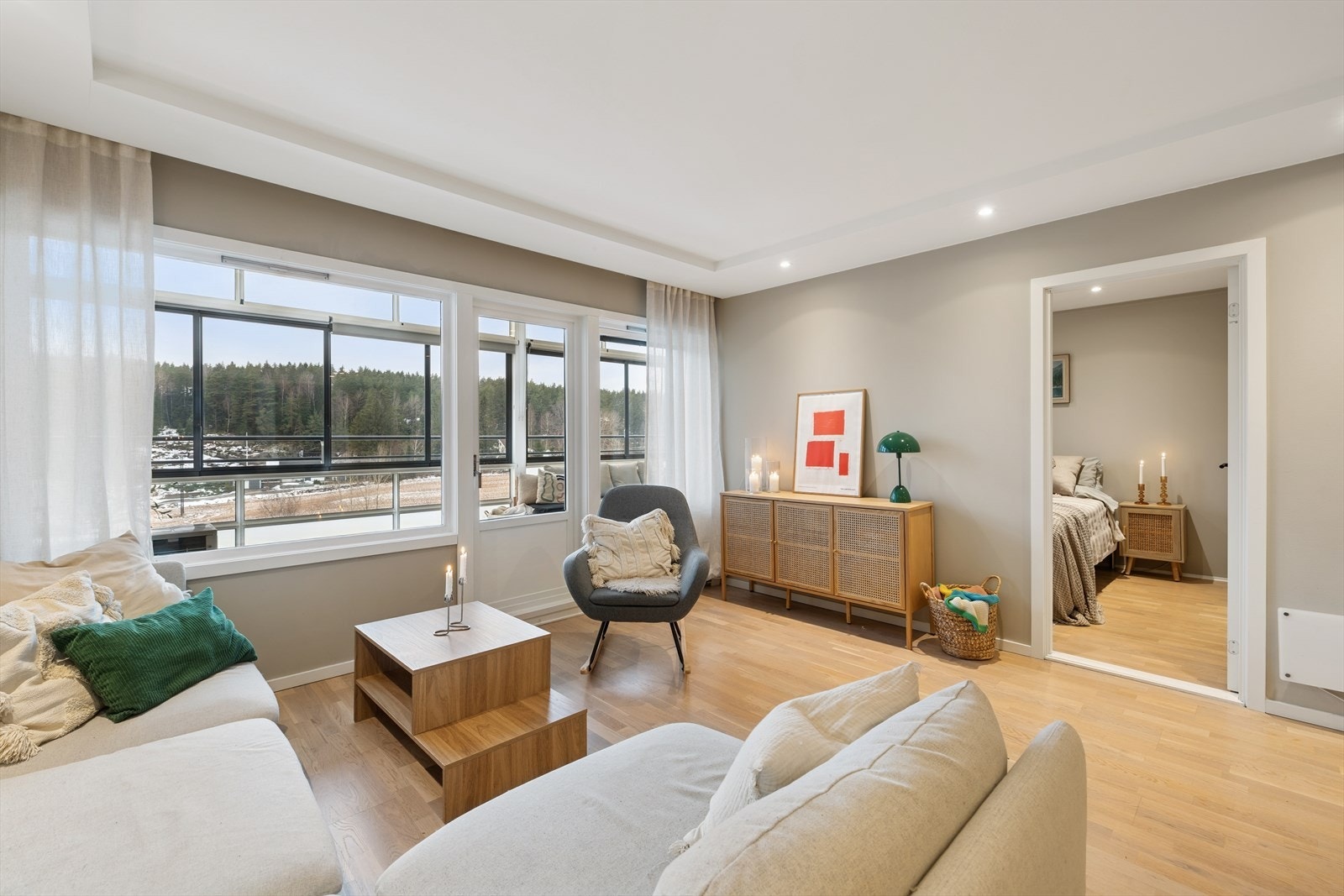 Romslig stue med fleksible møbleringsmuligheter Galleribilde