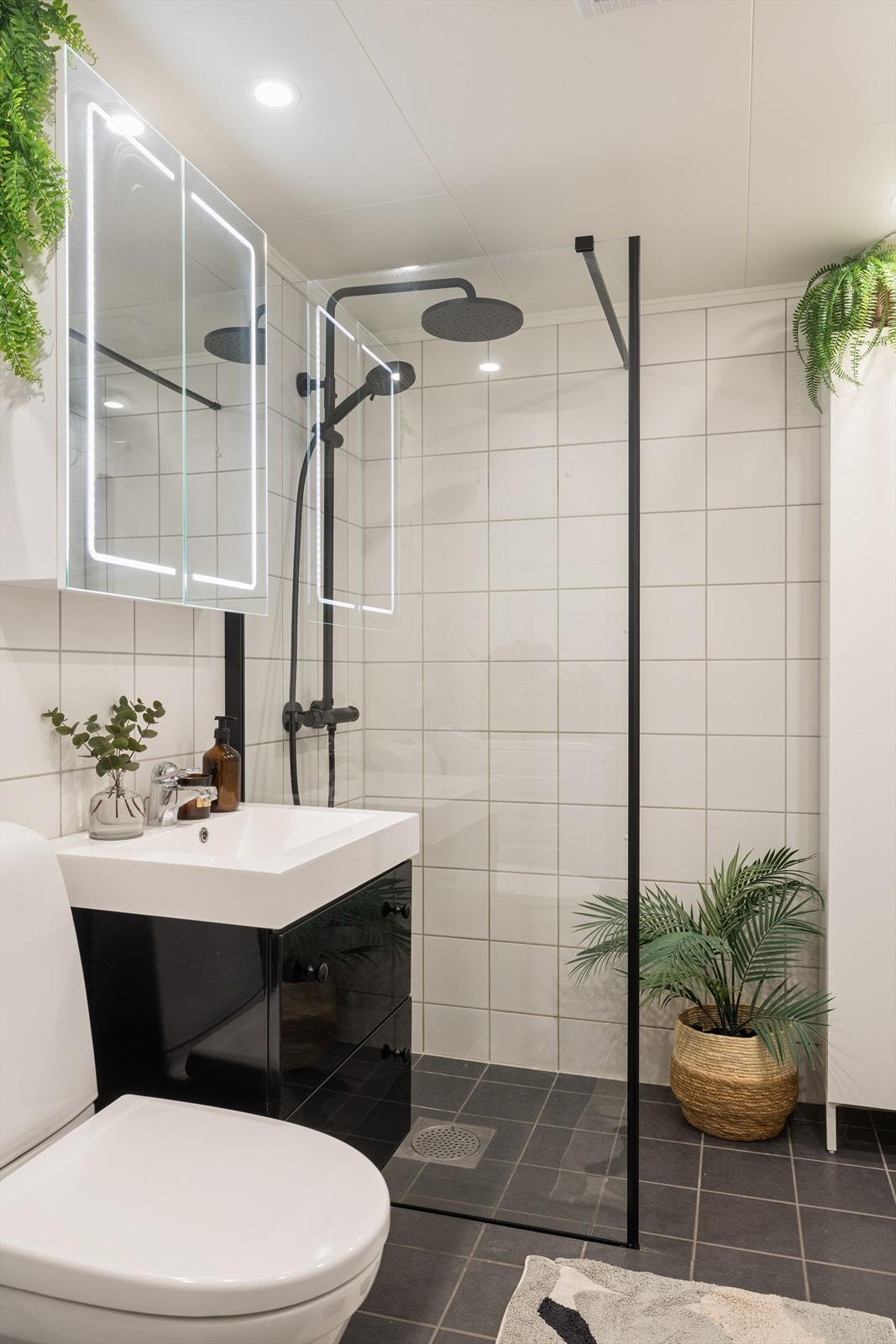 Praktisk løsning med plass til vaskemaskin Galleribilde