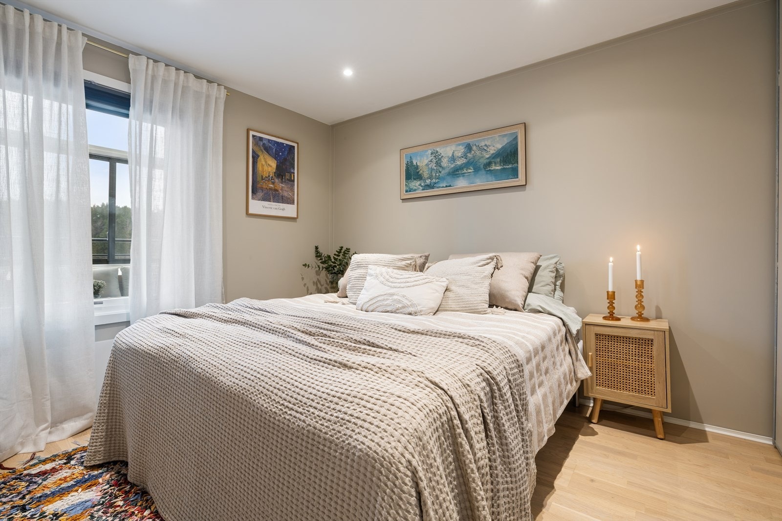 Stor garderobeløsning på soverom Galleribilde