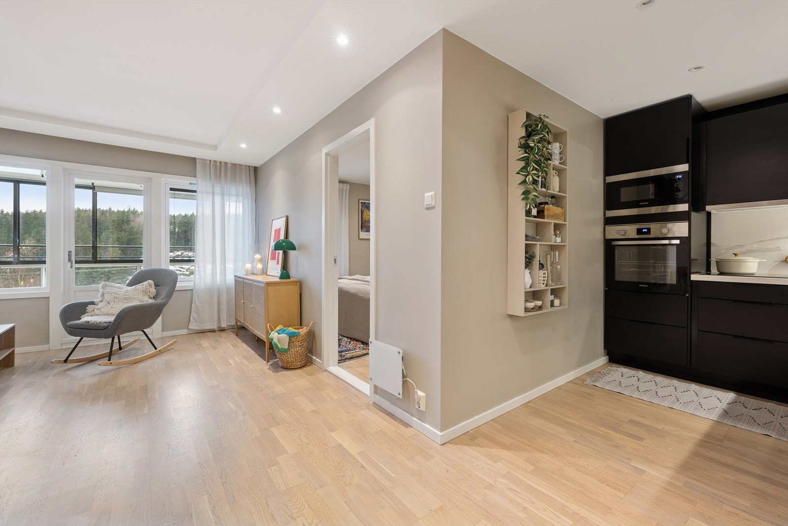 Åpen løsning mellom stue og kjøkken Galleribilde