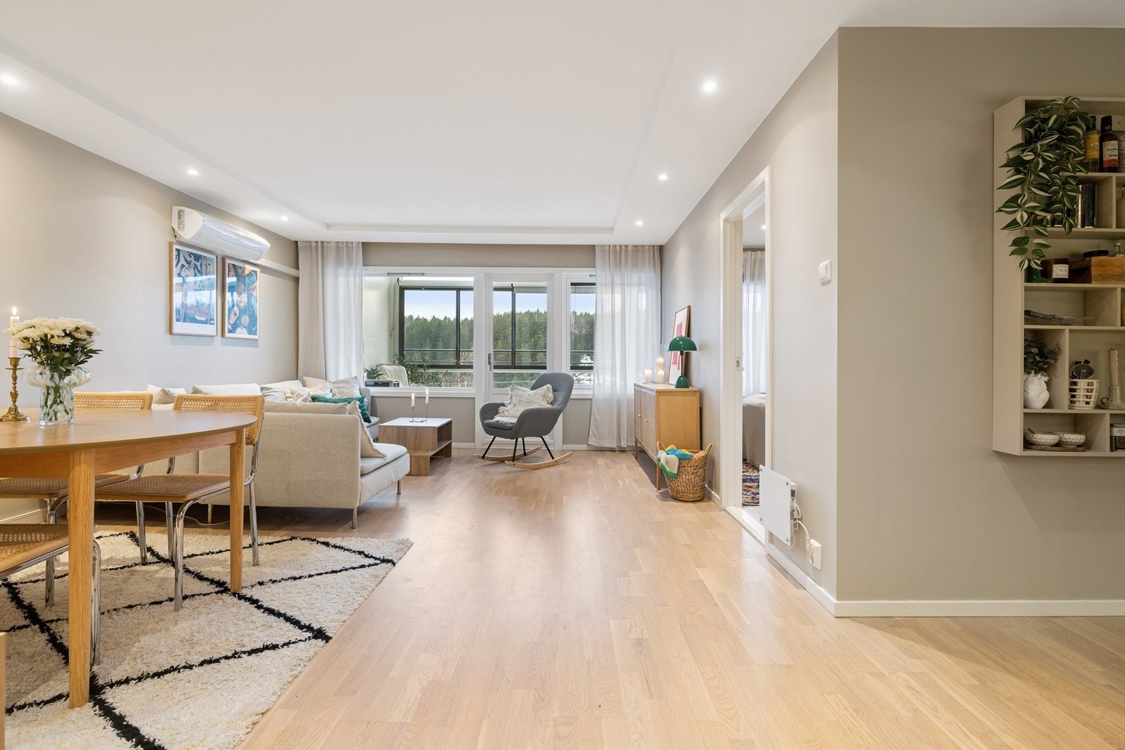 Delikat oppholdsrom som inviterer til både hverdag og selskap Galleribilde