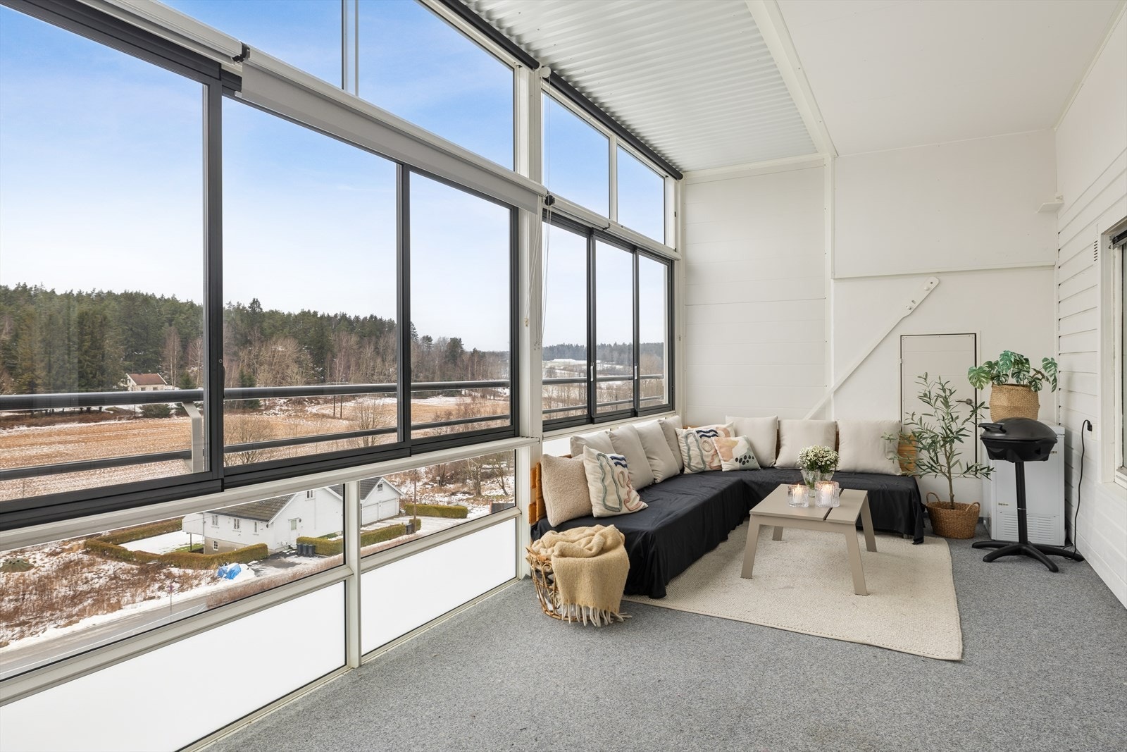 Lun, innglasset balkong som fungerer som et ekstra oppholdsrom store deler av året Galleribilde