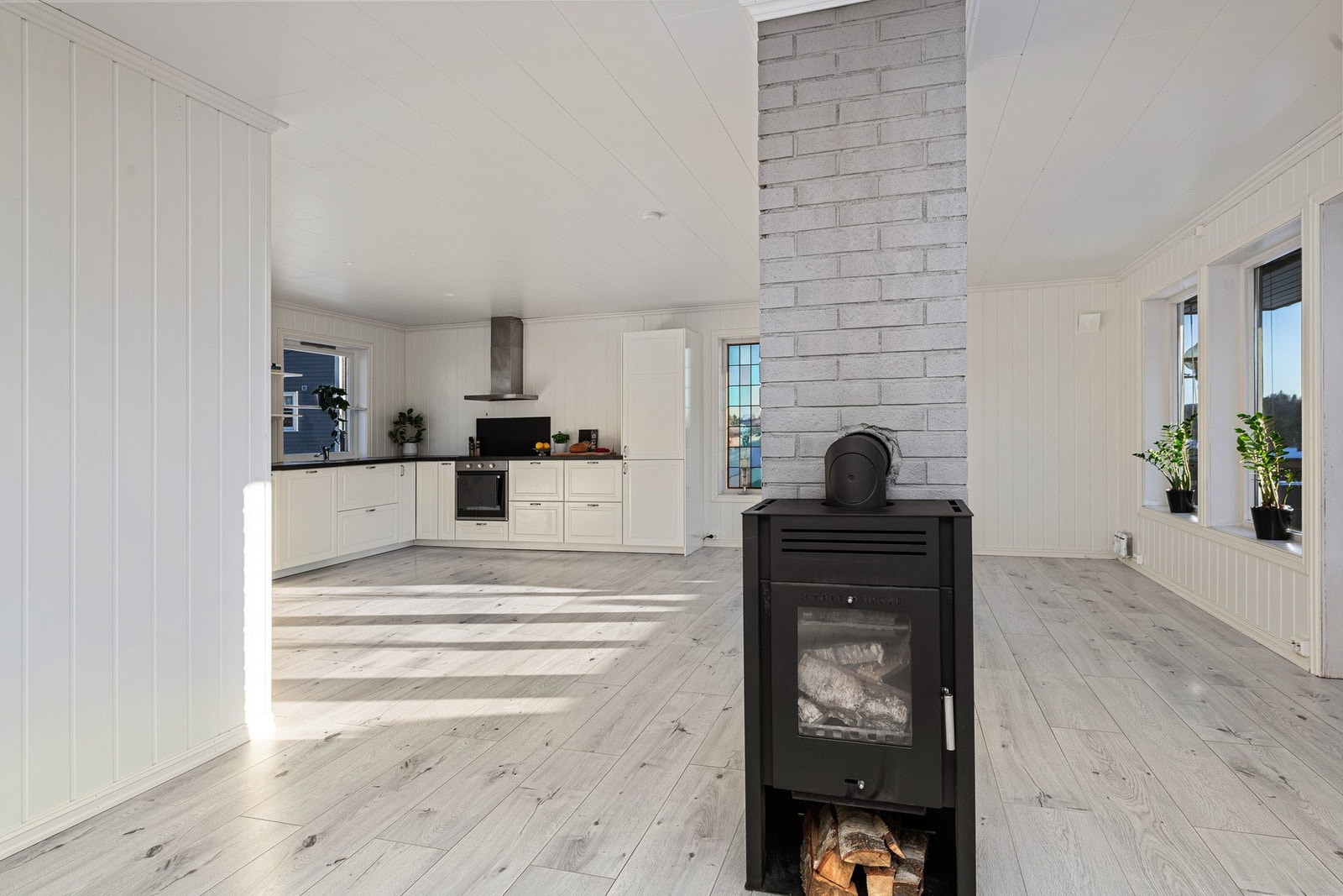 Stuen ligger i åpen løsning med kjøkken Galleribilde