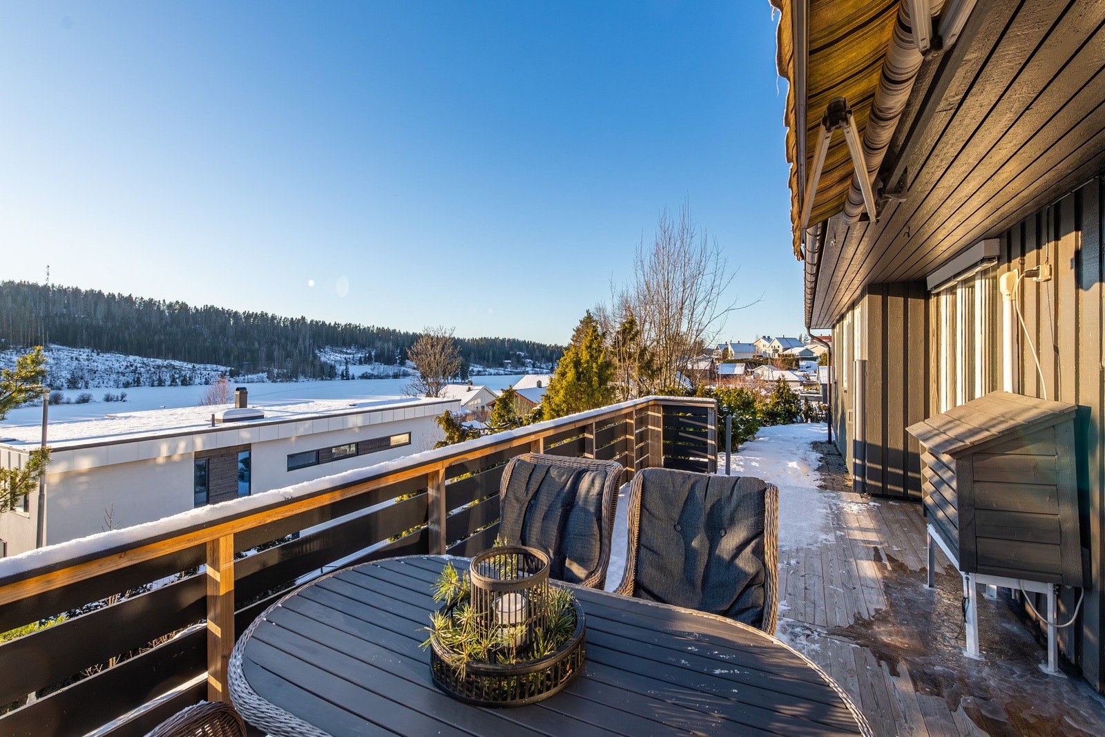 Terrasse på 22,5 kvm. med adkomst fra stue. Trapp ned til bakkeplan Galleribilde