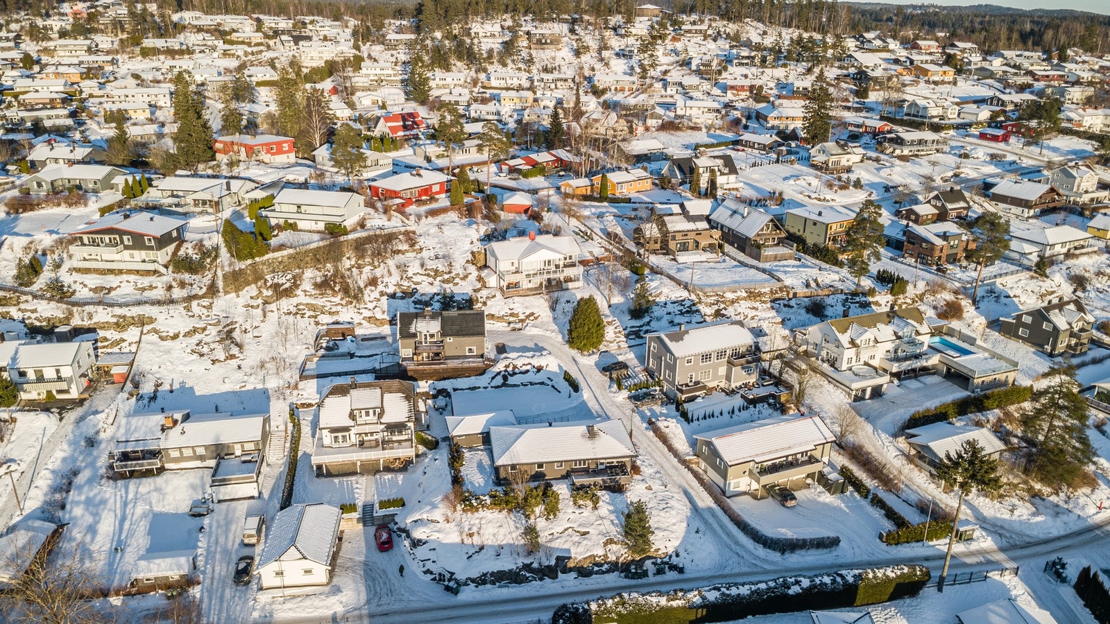 Boligen ligger i rolig og barnevennlige omgivelser i et etablert boligfelt i Våglia. Her bor du nært offentlig kommunikasjon, servicetilbudene du trenger i dagliglivet, skoler, og barnehager. Galleribilde