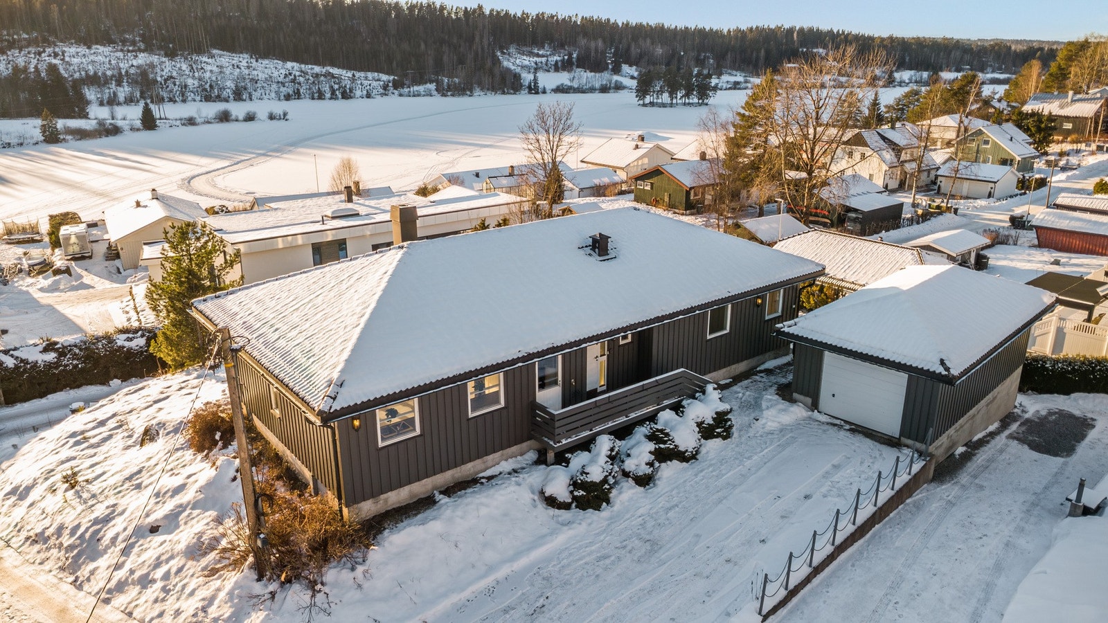 Lokalmegleren & Partners Follo ønsker deg velkommen til Borgveien 25B! Dette er en velholdt enebolig med "alt" over ett plan Galleribilde