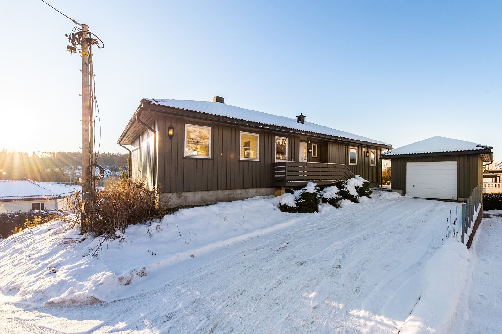 Garasje med bod i bakkant. Asfaltert gårdsplass Galleribilde