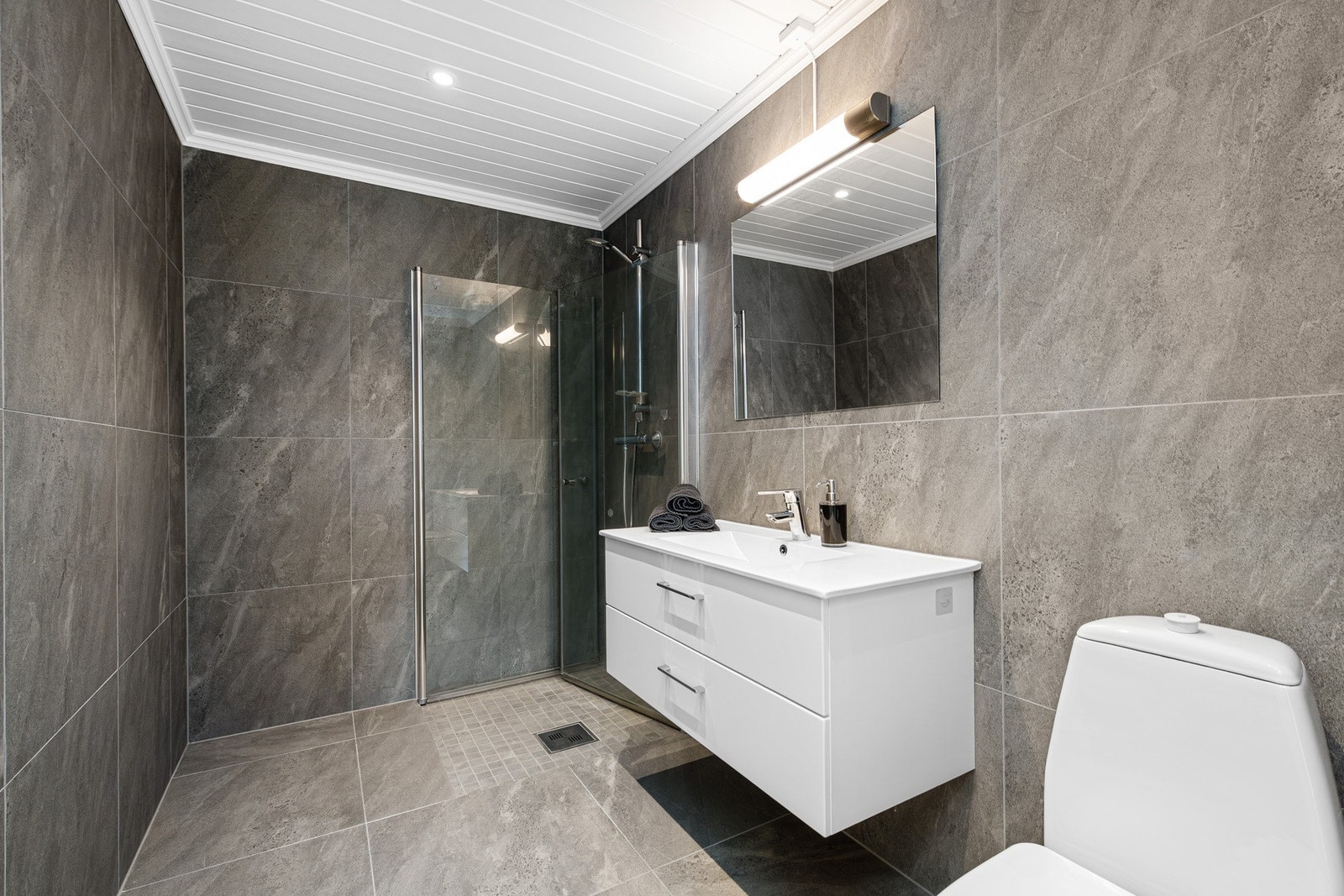 Badet er oppusset i 2020 og har varmekabler i gulv Galleribilde