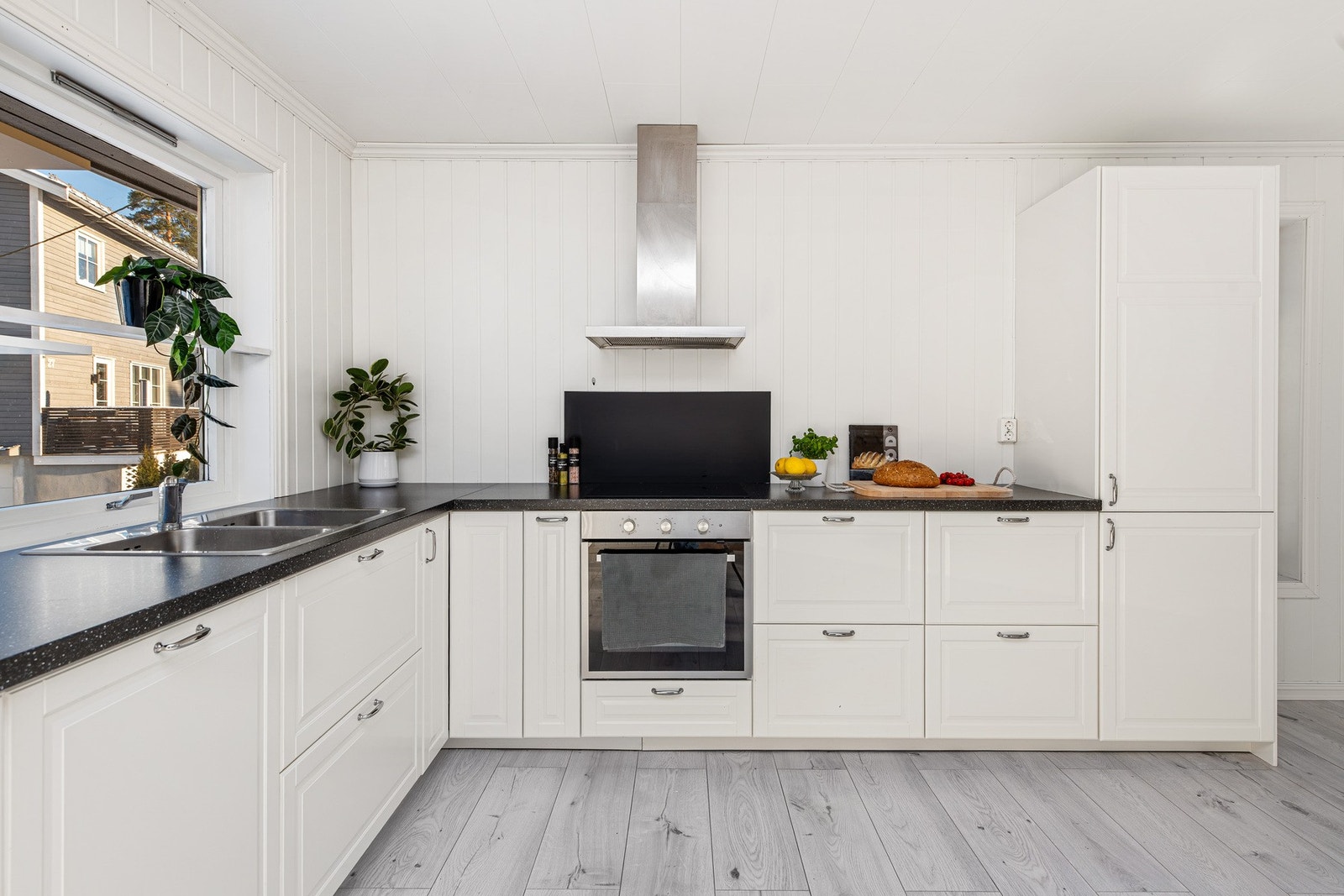 Integrerte hvitevarer i form av komfyr, platetopp, kombiskap (kjøl/frys) og oppvaskmaskin medfølger. Galleribilde