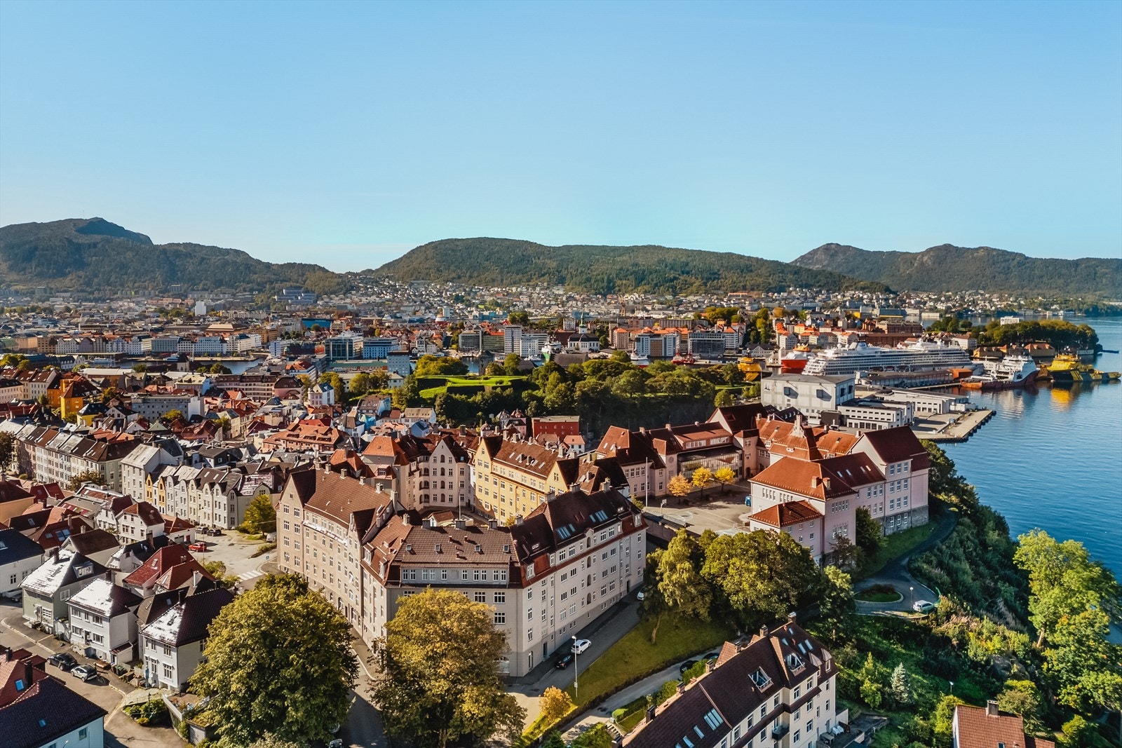Sandviken er virkelig stedet som passer for alle, og har gjennom en årrekke vært blant byens mest populære steder å bosette seg. Blant sjarmerende smau og brosteinsbelagte gater bor det en herlig blanding av nyetablerte, veletablerte og eldre. Galleribilde