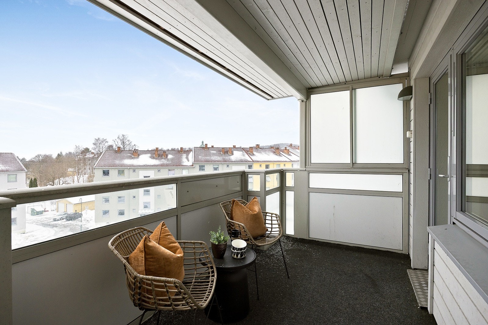 Fra stuen er det utgang til en solrik sydvendt balkong på 7,4kvm. Galleribilde