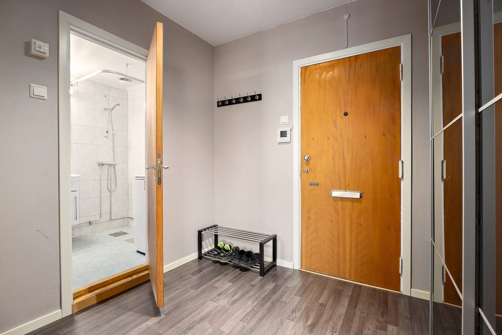 Romslig entré som fungerer som en naturlig forbindelse til leilighetens øvrige rom. Galleribilde