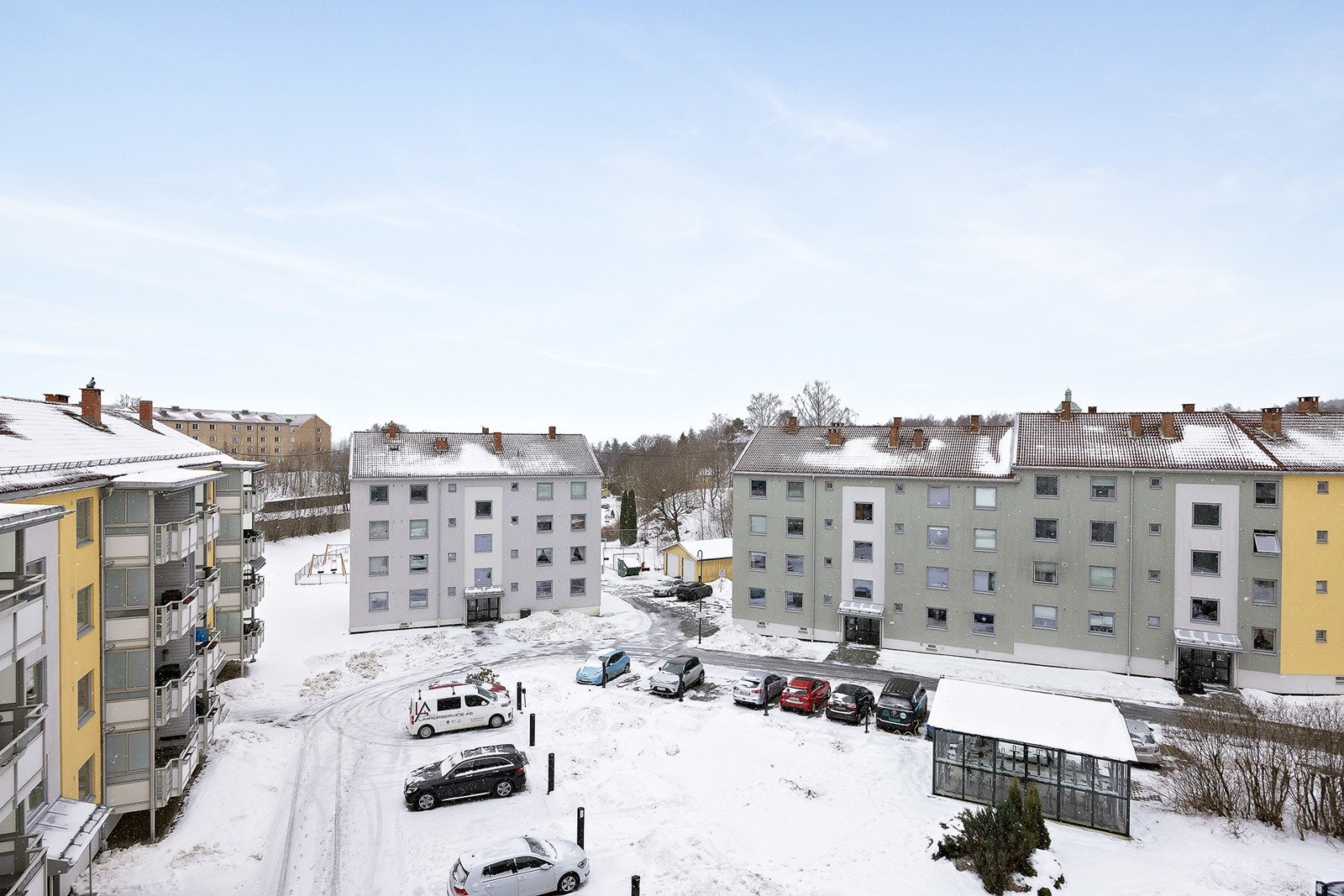 Borettslaget har parkeringsplasser som leies ut. Det er etablert ladeinfrastruktur på de fleste parkeringsplasser i borettslaget. Parkeringsplasser leies ut etter ventelisteprinsippet. Galleribilde