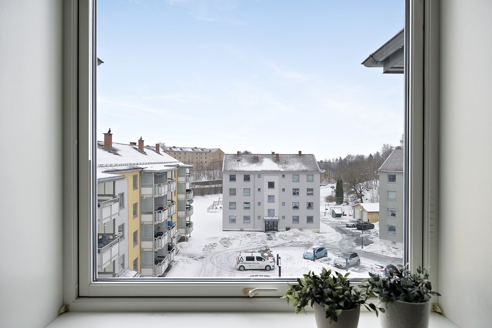 Utsyn til borettslagets fellesområde fra leiligheten. Galleribilde