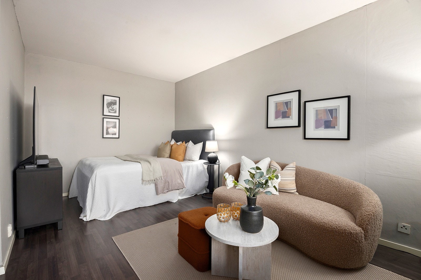 Lys og innbydende 1-roms leilighet med praktisk løsning. Galleribilde