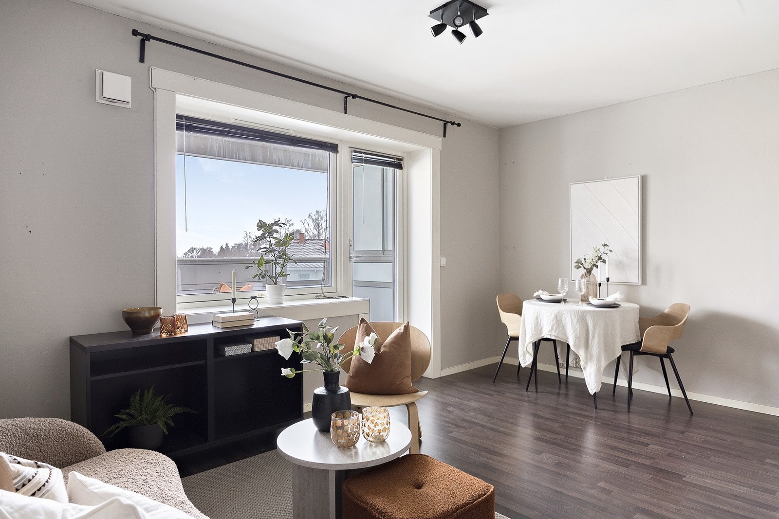 Store vindusoverflater som gir godt med naturlig lys og skaper en romsligere følelse. Galleribilde