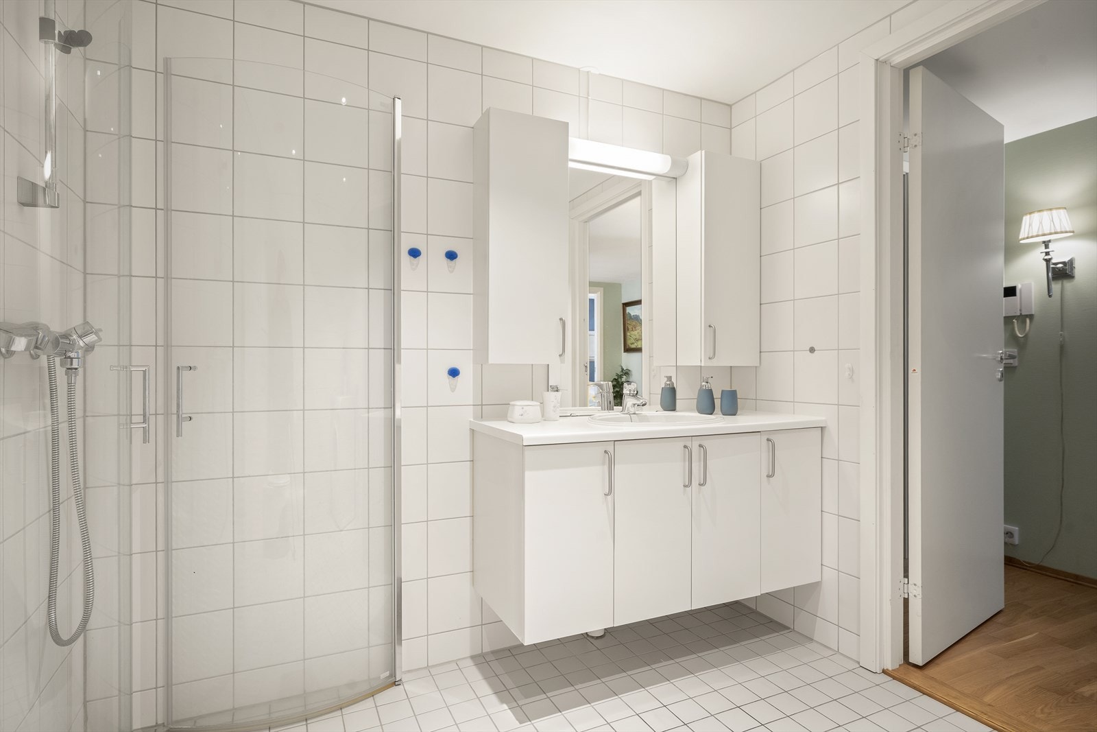 Romslig bad/vaskerom - dusjhjørne og stor baderomsinnredning Galleribilde