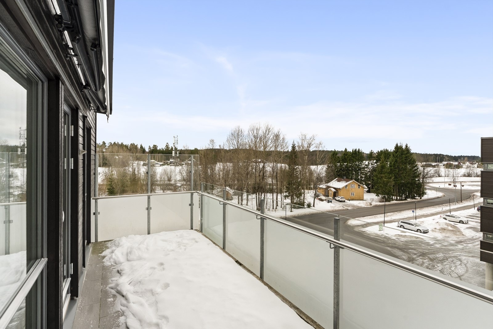 Vestvendt og solrik balkong med flislagt betongdekke og motorisert markise Galleribilde